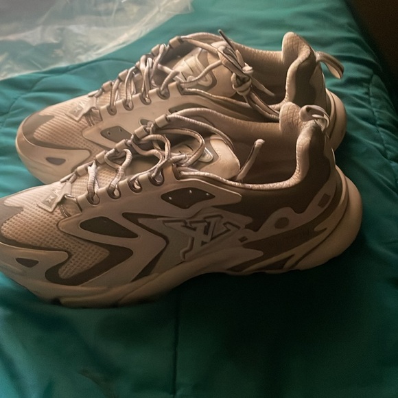 Louis Vuitton - Picture 3 of 3